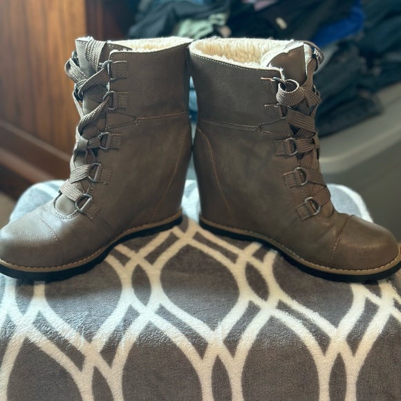 Adorable wedge boots - Picture 2 of 8